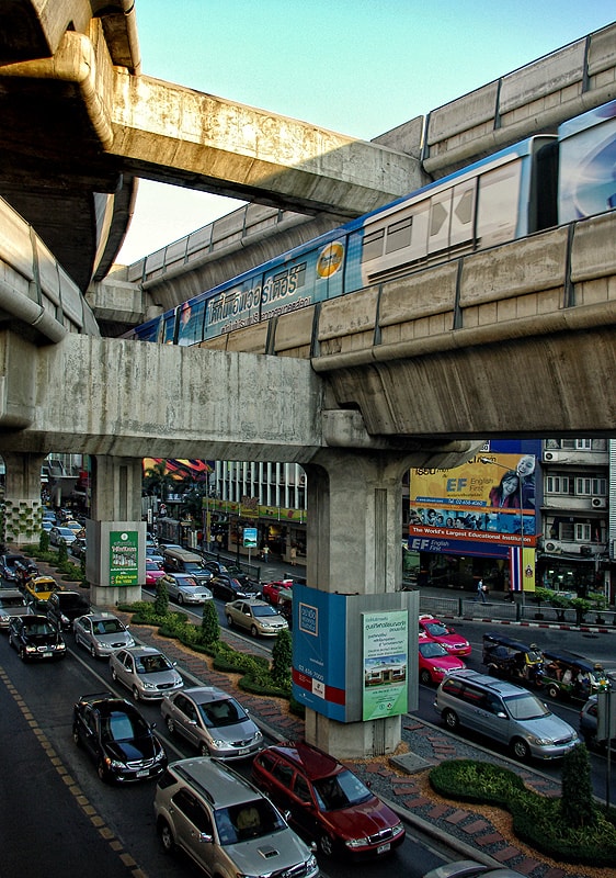  Известно облекчение за трафика на Банкок са модерното метро, skytrain-а (на снимката) и платените магистрали, които минават над града